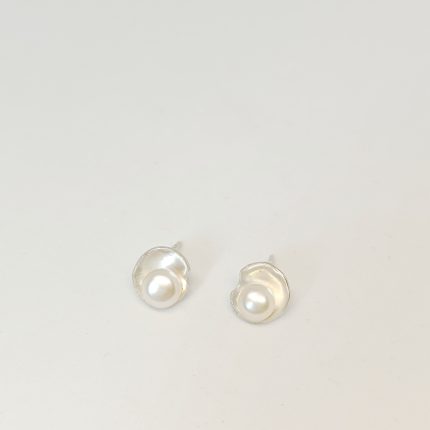 uhani luminous pearl Signe