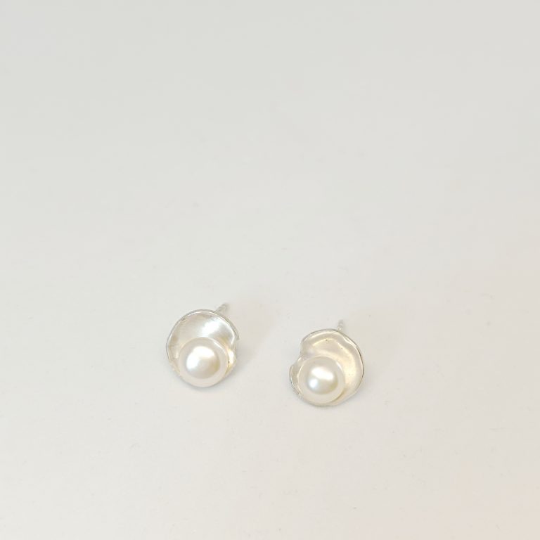 uhani luminous pearl Signe